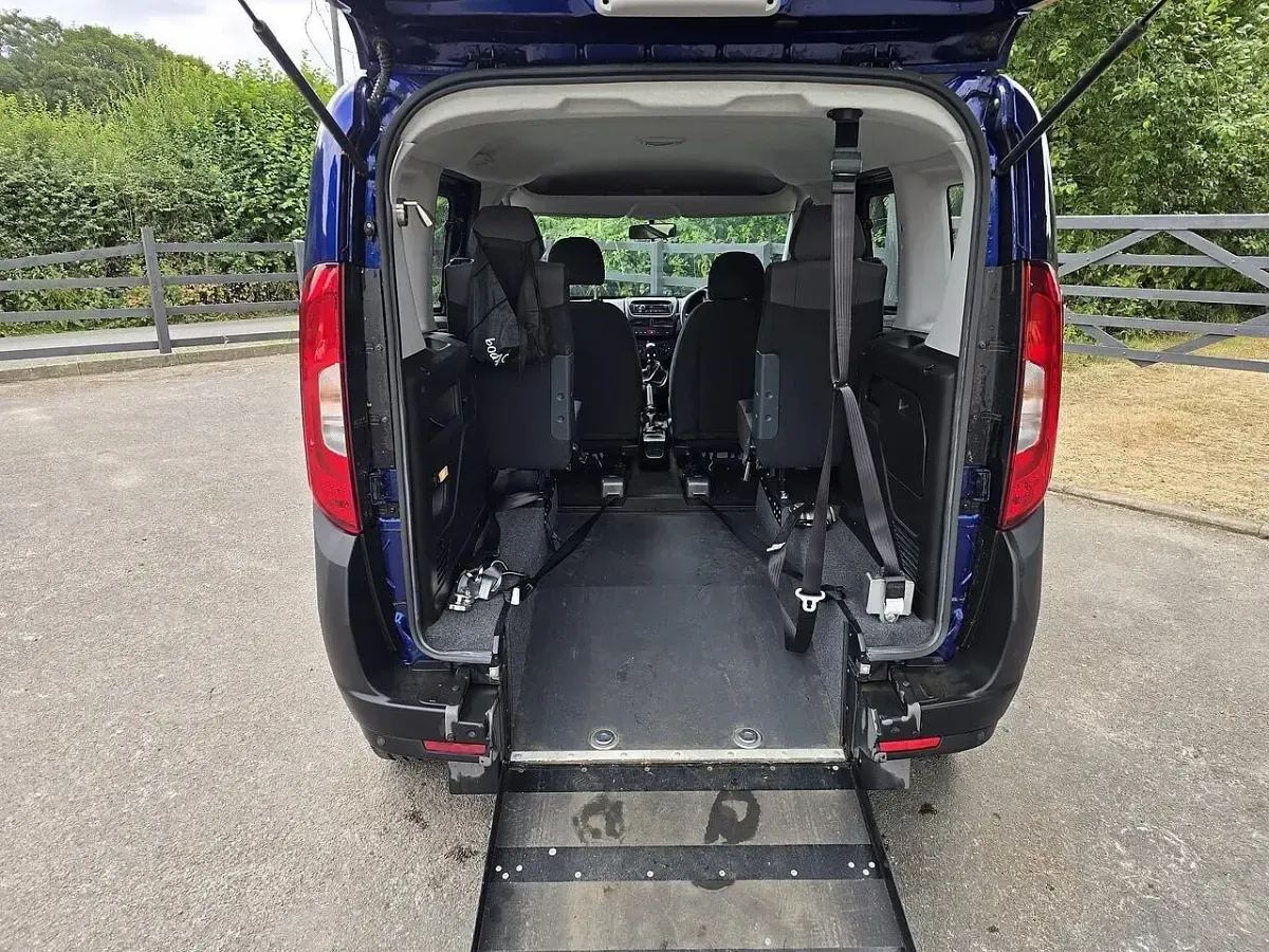 Used Fiat Doblò Active 95 HP (69 kW) 2019 Blue MPV