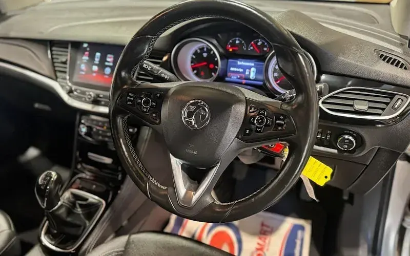 Used Vauxhall Astra Elite 150 HP (110 kW) 2017 Silver Hatchback