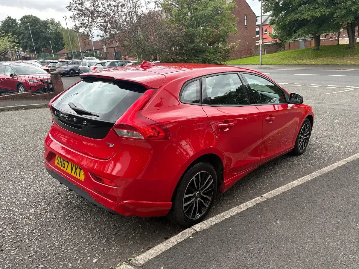 Used Volvo V40 Momentum 122 HP (89 kW) 2017 Red Hatchback