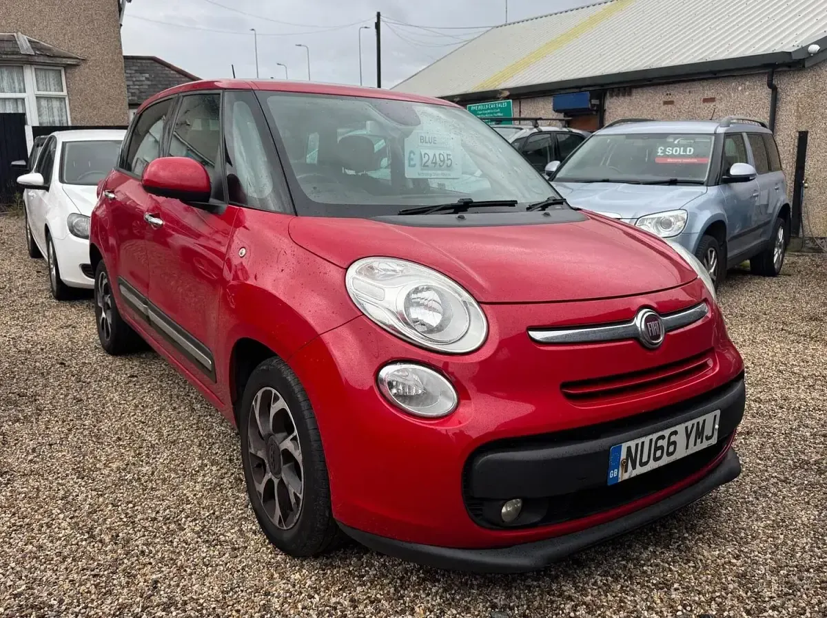 Used Fiat 500L Lounge 120 HP (88 kW) 2016 Red MPV
