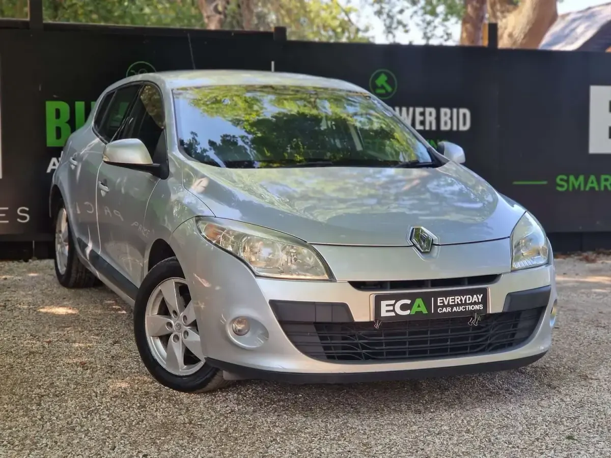 Used Renault Mégane III Dynamique 110 HP (80 kW) 2011 Silver Hatchback