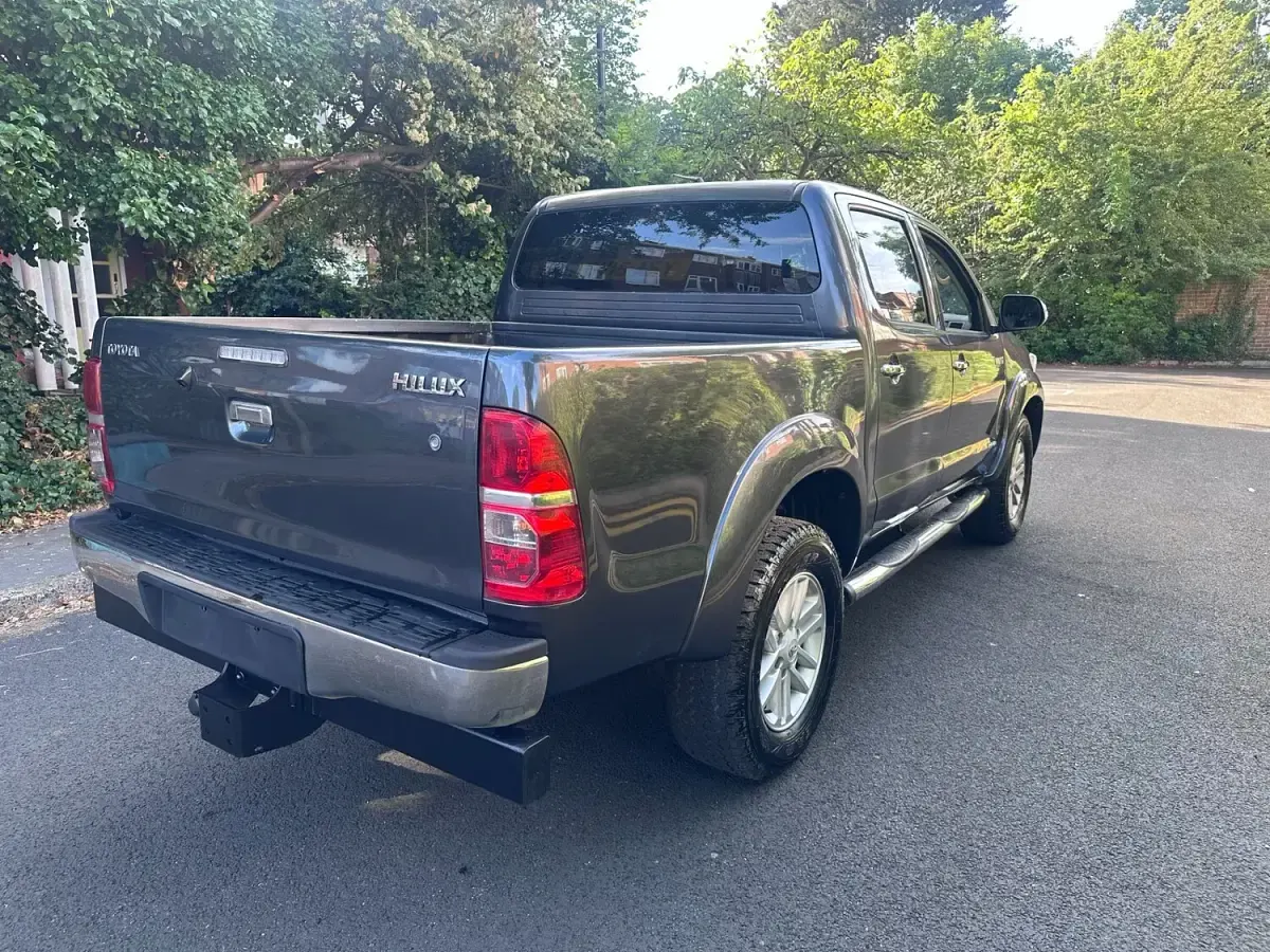 Used Toyota HiLux 171 HP (125 kW) 2015 Grey Pickup