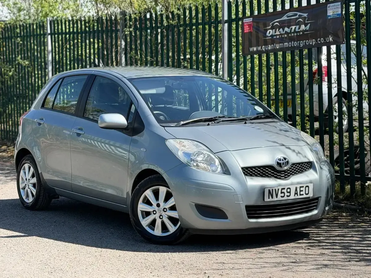 Begagnad Toyota Yaris 2009 Silver Halvkombi