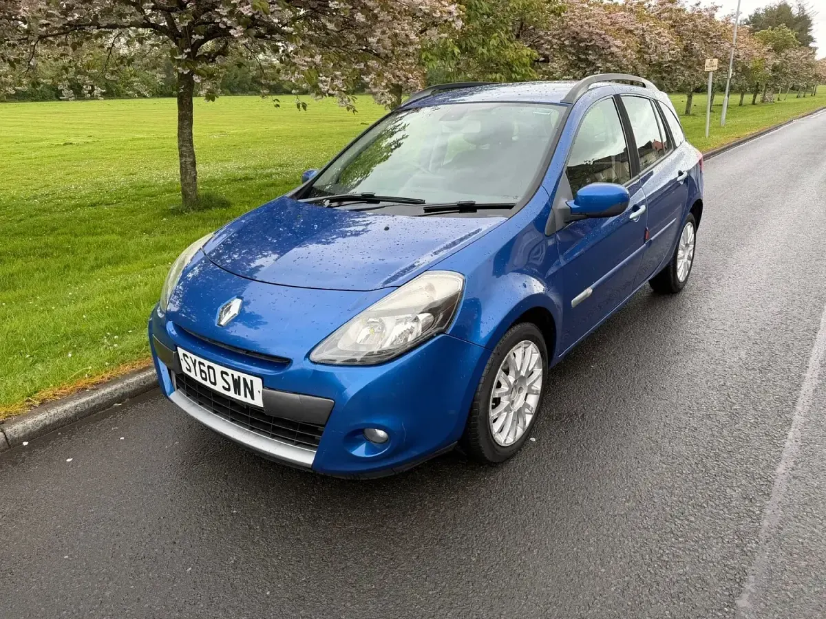 Used Renault Clio Dynamique 86 HP (63 kW) 2010 Blue Estate