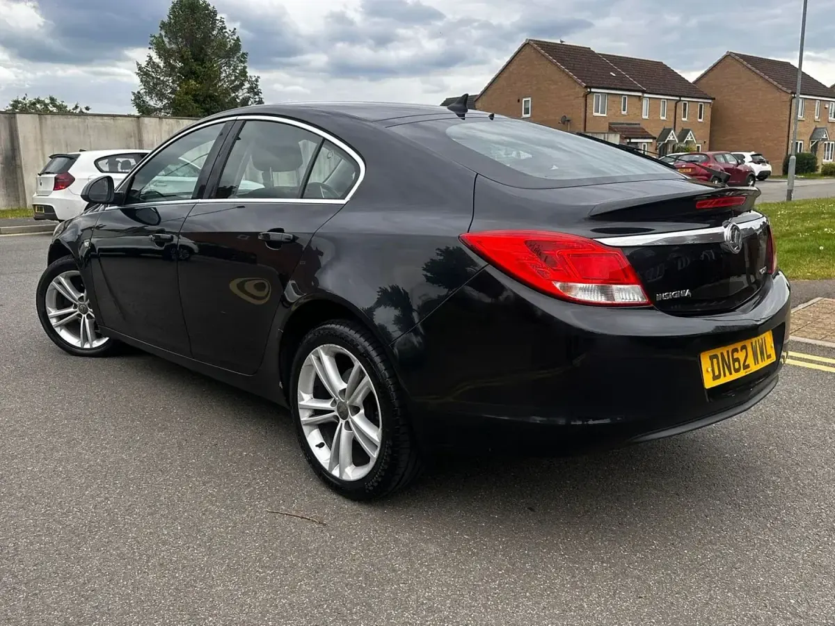 Second-hand Vauxhall Insignia 2012 Negru Hatchback