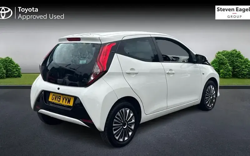 Used Toyota Aygo X-play 72 HP (52 kW) 2019 White Hatchback
