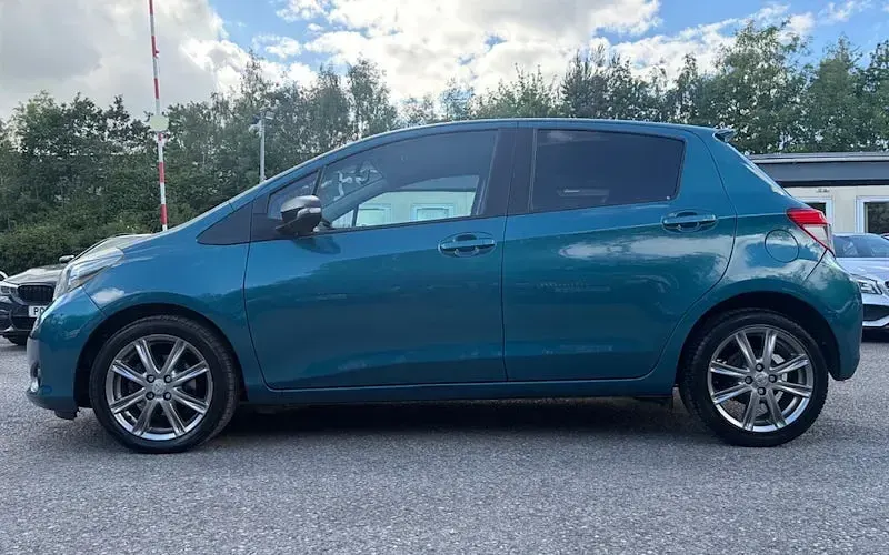 Used Toyota Yaris SR 101 HP (74 kW) 2013 Blue Hatchback