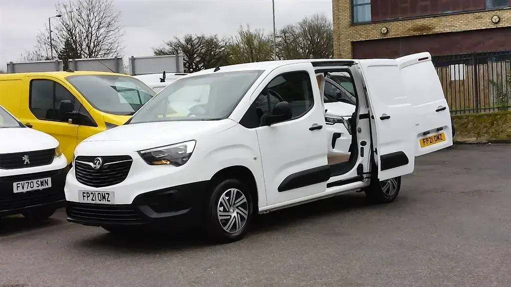 Usado Vauxhall Combo 100 HP (73 kW) 2021 Branco Monovolume