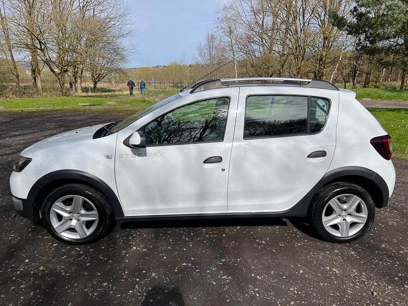 Used Dacia Sandero Lauréate 90 HP (66 kW) 2014 White Hatchback