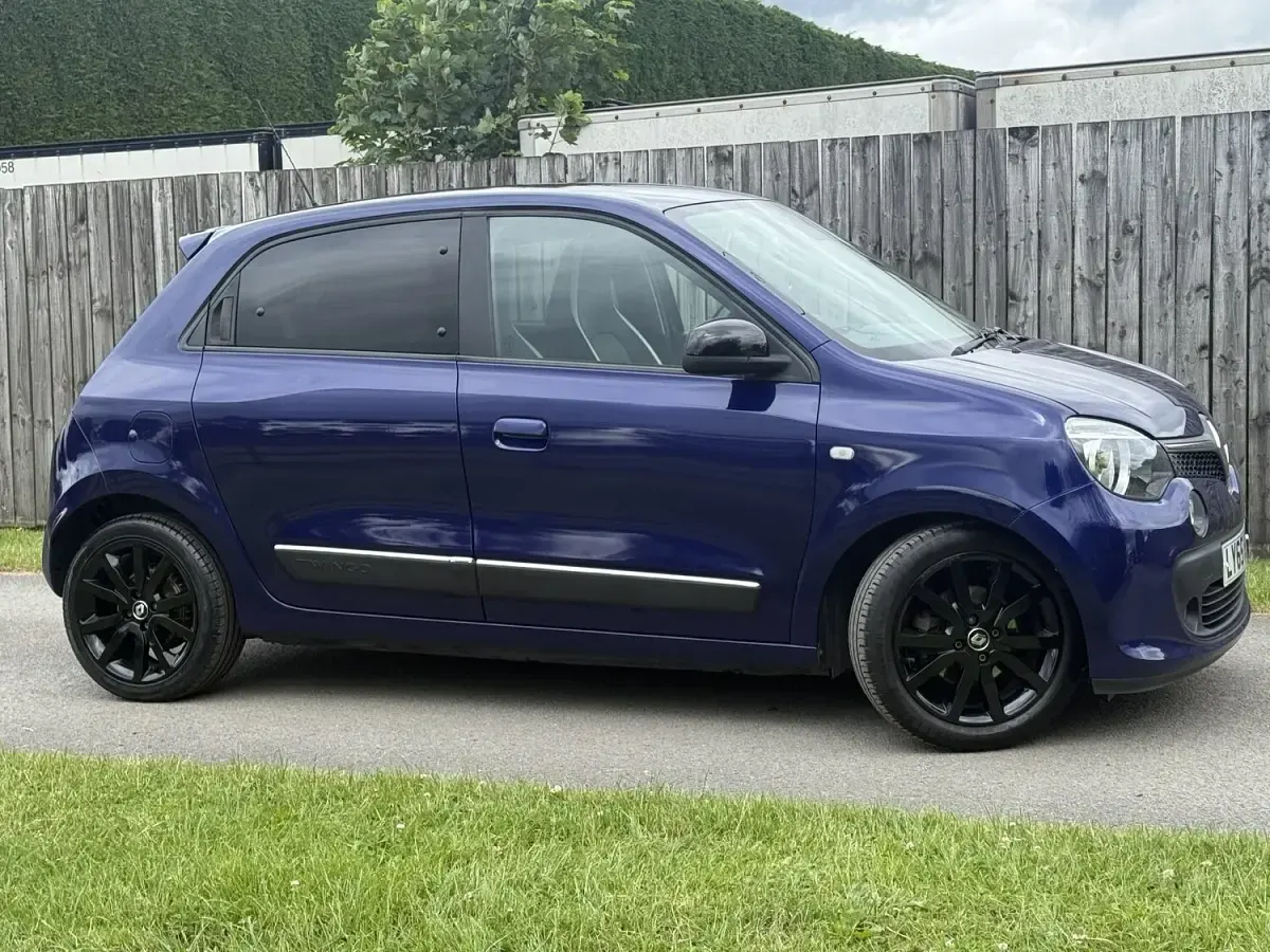 Used Renault Twingo Iconic 70 HP (51 kW) 2015 Purple Hatchback