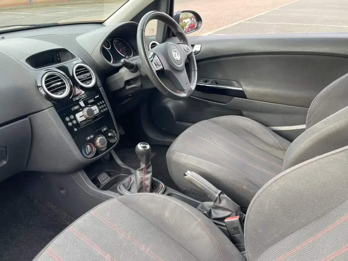 Second-hand Vauxhall Corsa 2014 Negru Hatchback