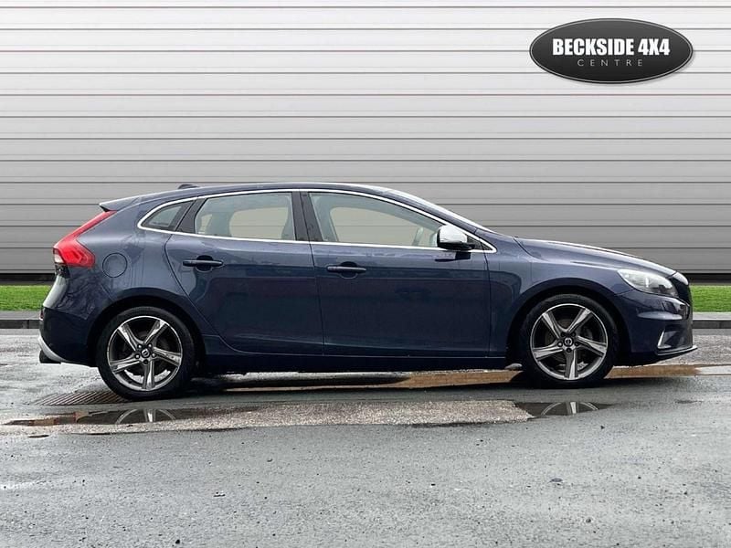 Used Volvo V40 R-Design 115 HP (84 kW) 2014 Blue Hatchback