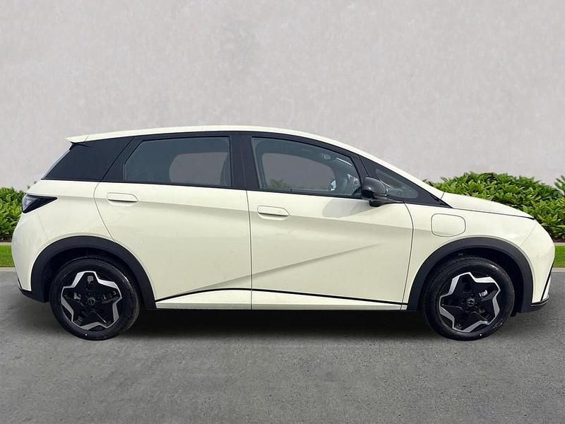 Used BYD Dolphin Active 69 kW (95 HP) 2025 White Hatchback