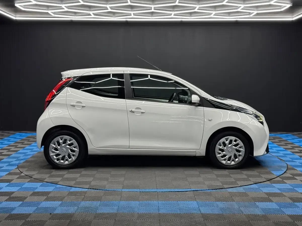 Used Toyota Aygo X-play 72 HP (52 kW) 2021 White Hatchback