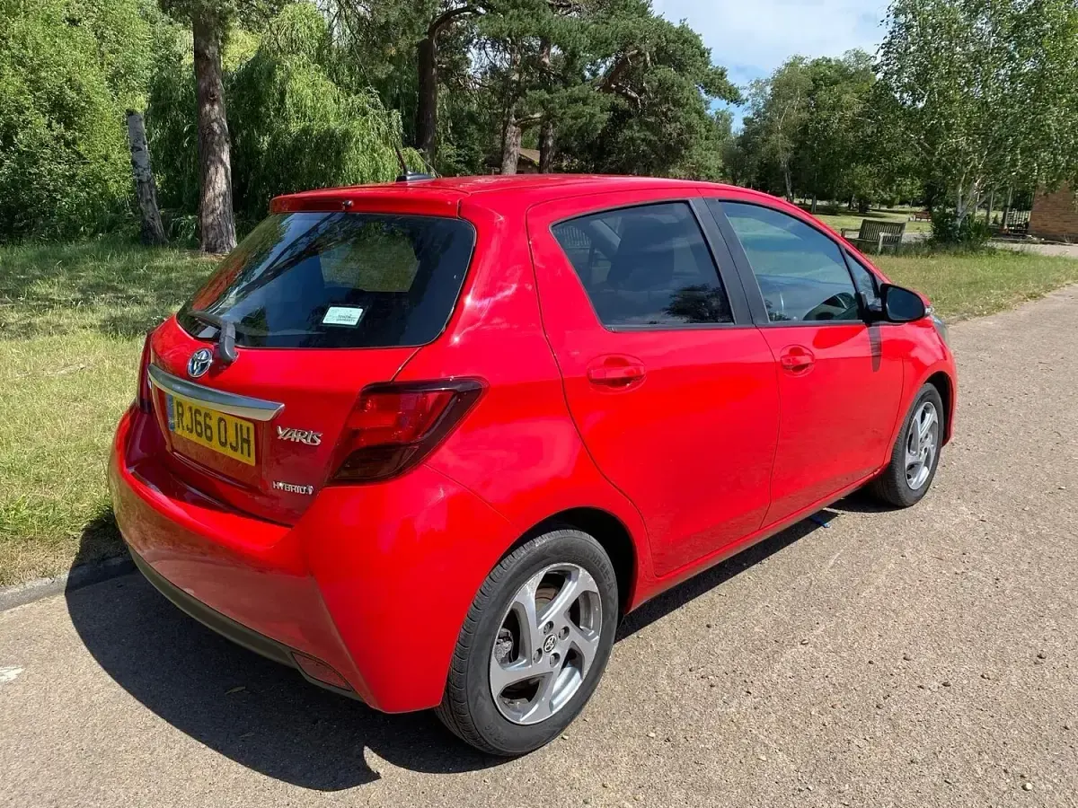 Used Toyota Yaris 100 HP (73 kW) 2016 Red Hatchback