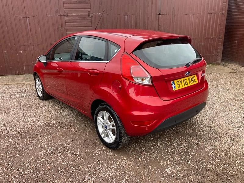 Used Ford Fiesta Zetec 75 HP (55 kW) 2016 Red Hatchback