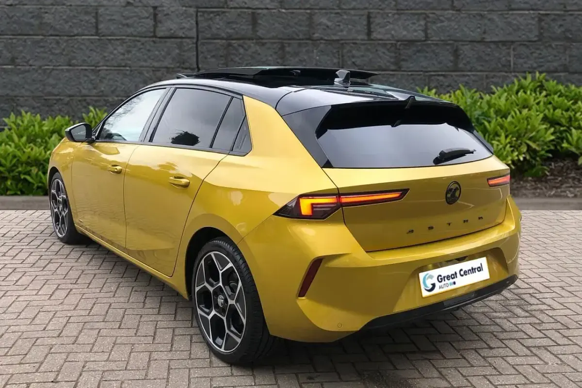 Used Vauxhall Astra Ultimate 130 HP (95 kW) 2023 Yellow/black Hatchback