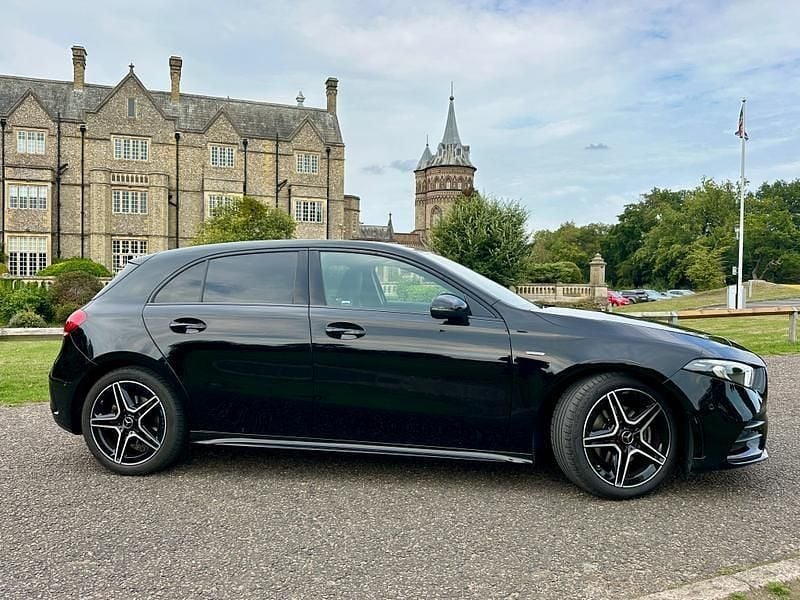 Käytetty Mercedes A200 Executive 2021 Musta Viistoperä