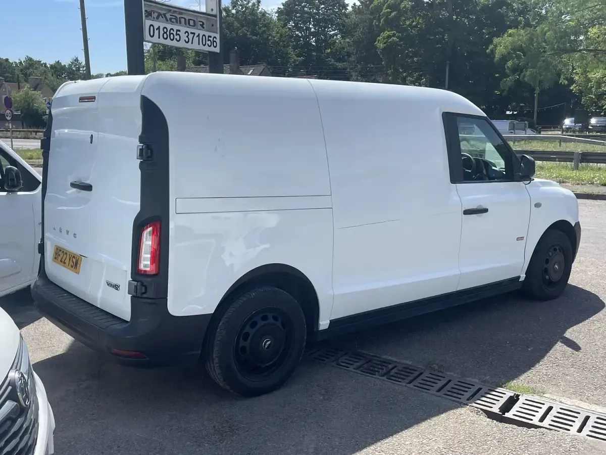 Used LEVC VN5 City 150 HP (110 kW) 2022 White MPV