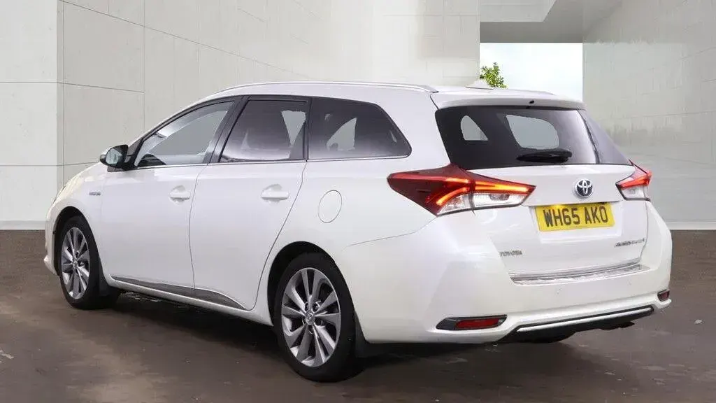 Used Toyota Auris Hybrid 2016 White Estate