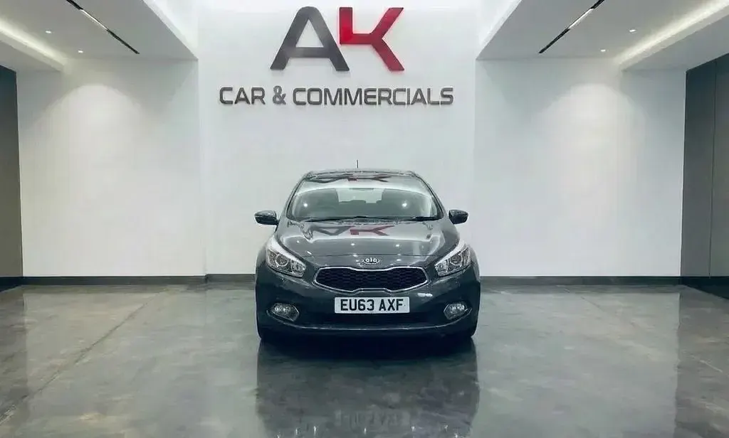 Używany Kia Ceed 133 KM (97 kW) 2013 Srebrny Hatchback