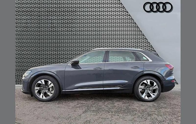 Usado Audi Q8 e-tron Sport 250 kW (340 CV) 2023 Gris SUV