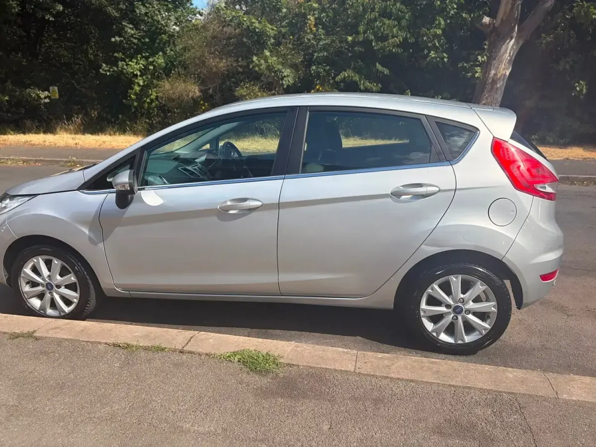 Used Ford Fiesta Zetec 95 HP (69 kW) 2011 Silver Hatchback
