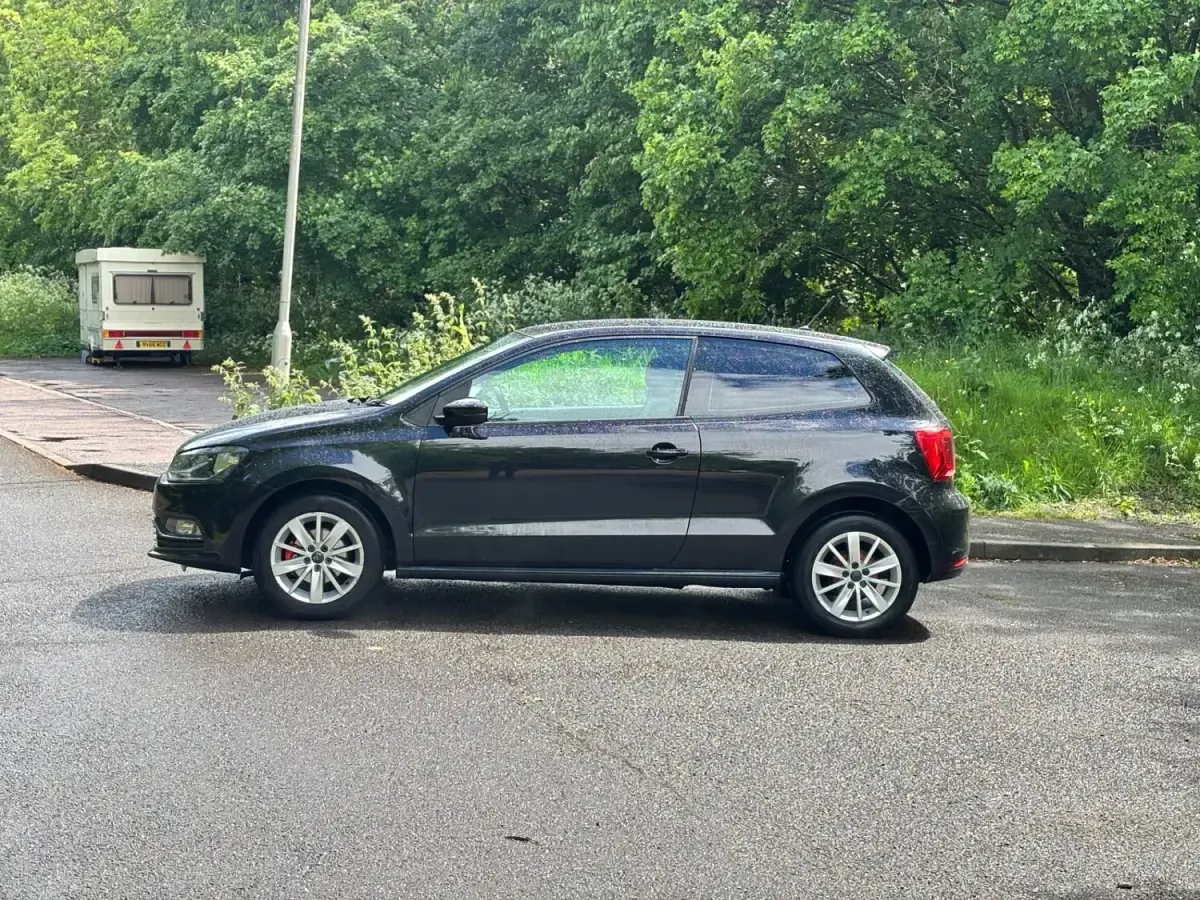 Begagnad VW Polo SE 2015 Svart Halvkombi