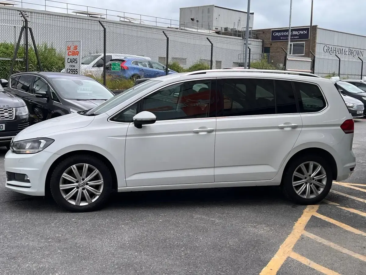 Used VW Touran SEL 150 HP (110 kW) 2018 White MPV