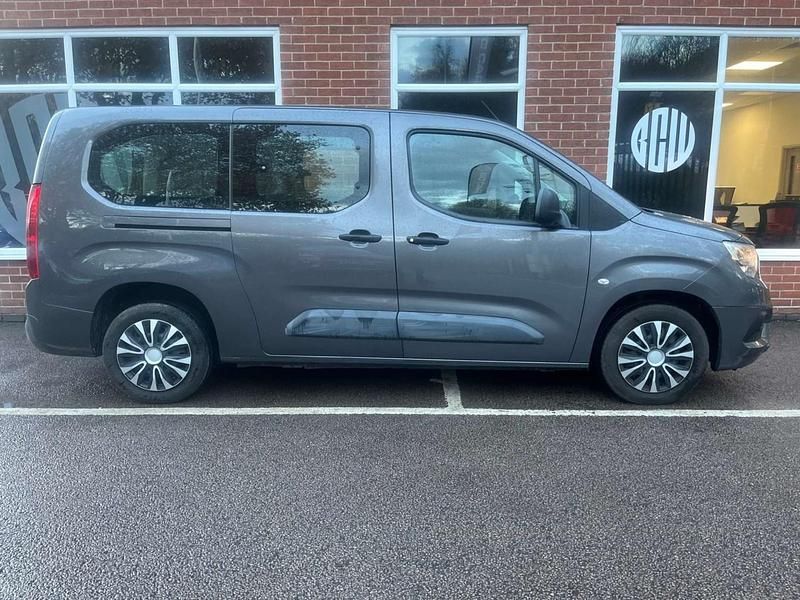 Used Vauxhall Combo Design Edition 110 HP (80 kW) 2019 Grey MPV