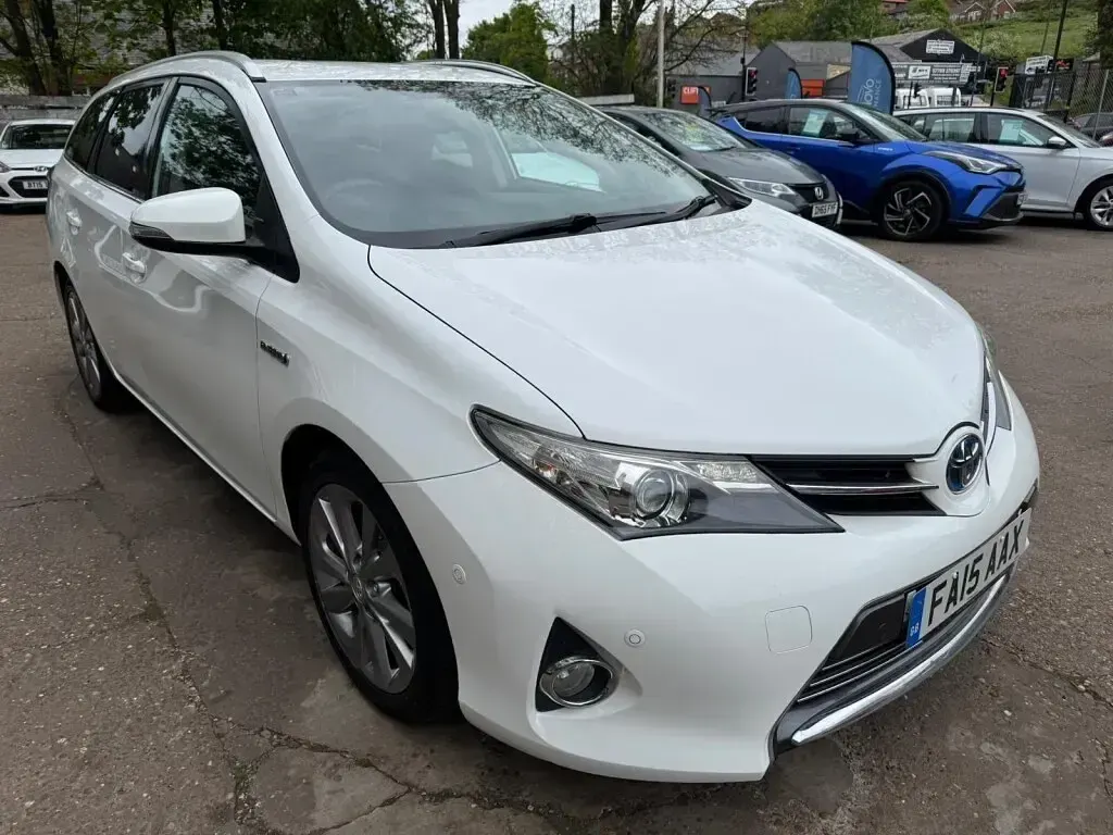 Used Toyota Auris Hybrid 2015 White Estate