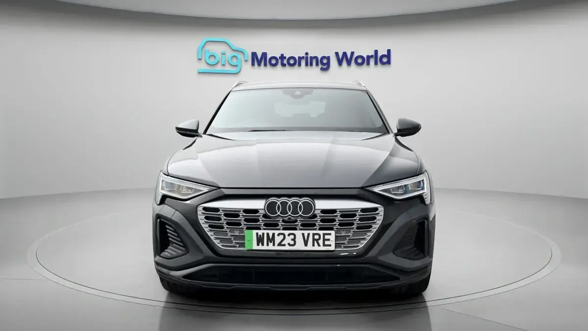 Begagnad Audi Q8 e-tron S-Line 300 kW (408 HK) 2023 Grå SUV