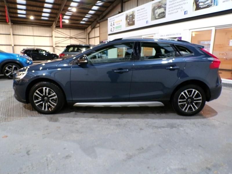 Used Volvo V40 Plus 2017 Blue Hatchback
