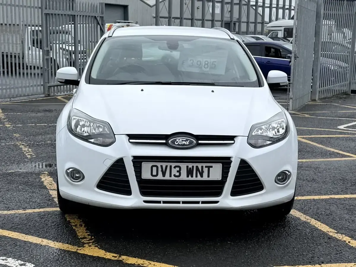 Begagnad Ford Focus Zetec 125 HK (91 kW) 2013 Vit Kombi