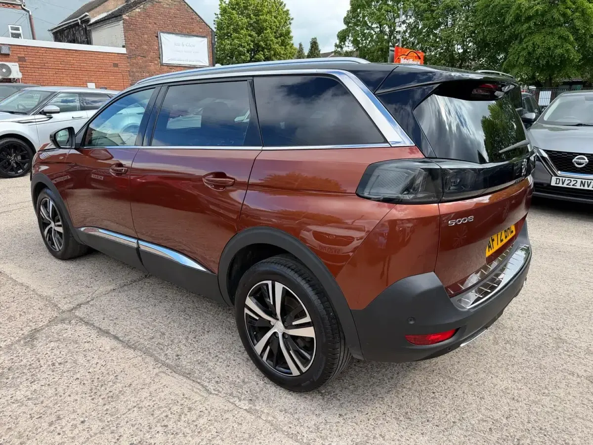 Usado Peugeot 5008 GTi 130 HP (95 kW) 2022 Castanho SUV