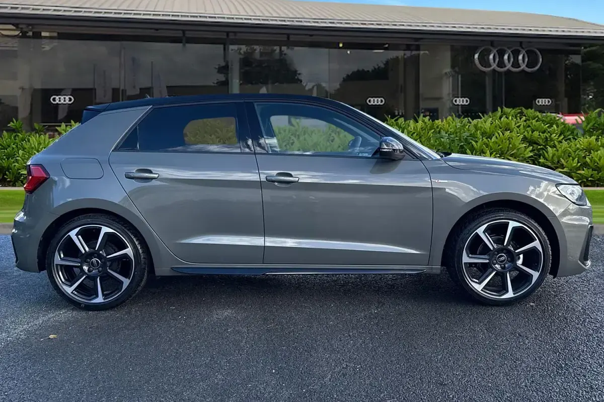 Novo Audi A1 Sportback Black Edition 95 HP (69 kW) 2025 Cinzento Citadino
