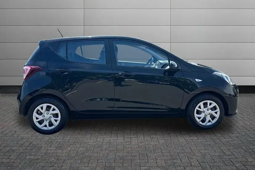Used Hyundai i10 SE 87 HP (63 kW) 2017 Phantom black Hatchback