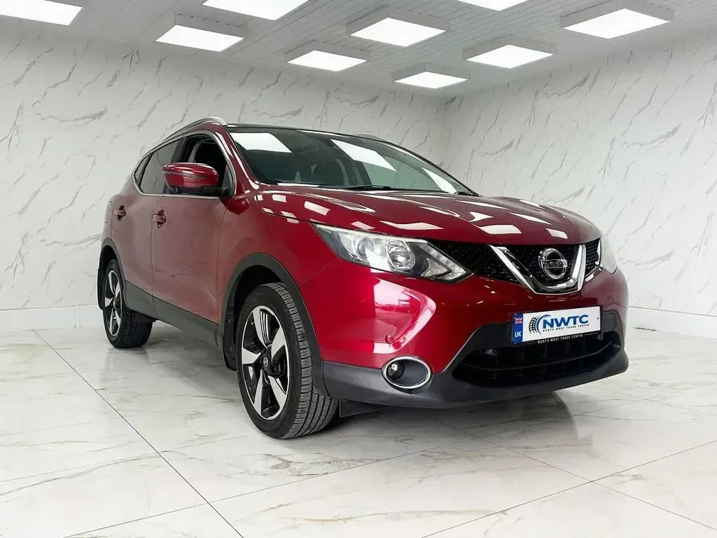 Used Nissan Qashqai N-Connecta 115 HP (84 kW) 2016 Red SUV