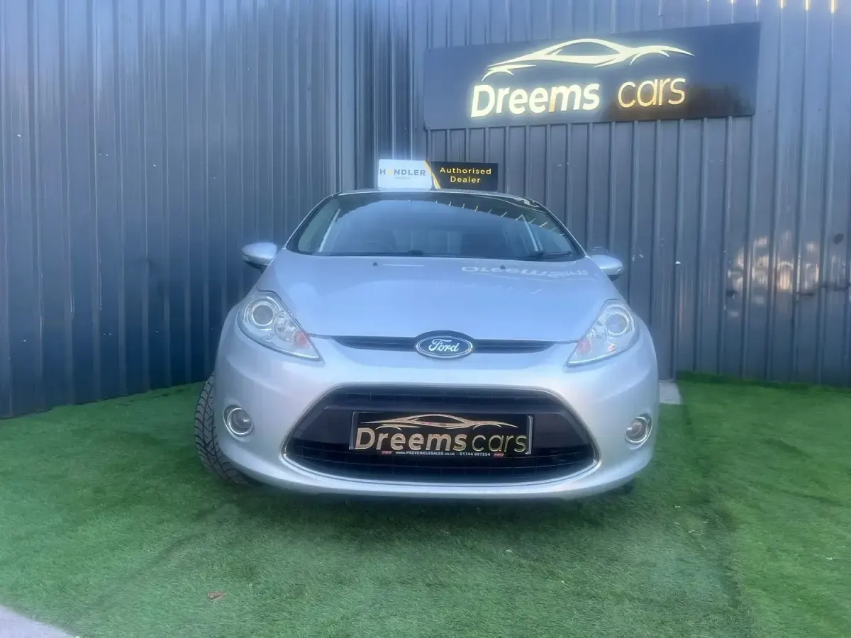 Usado Ford Fiesta Zetec 94 HP (69 kW) 2012 Prateado Citadino
