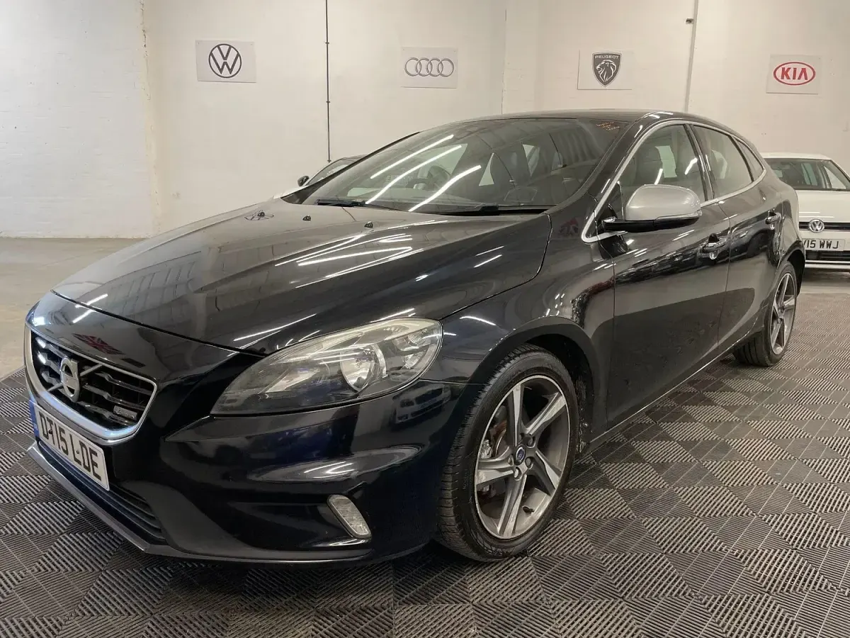 Used Volvo V40 R-Design 115 HP (84 kW) 2015 Black Hatchback