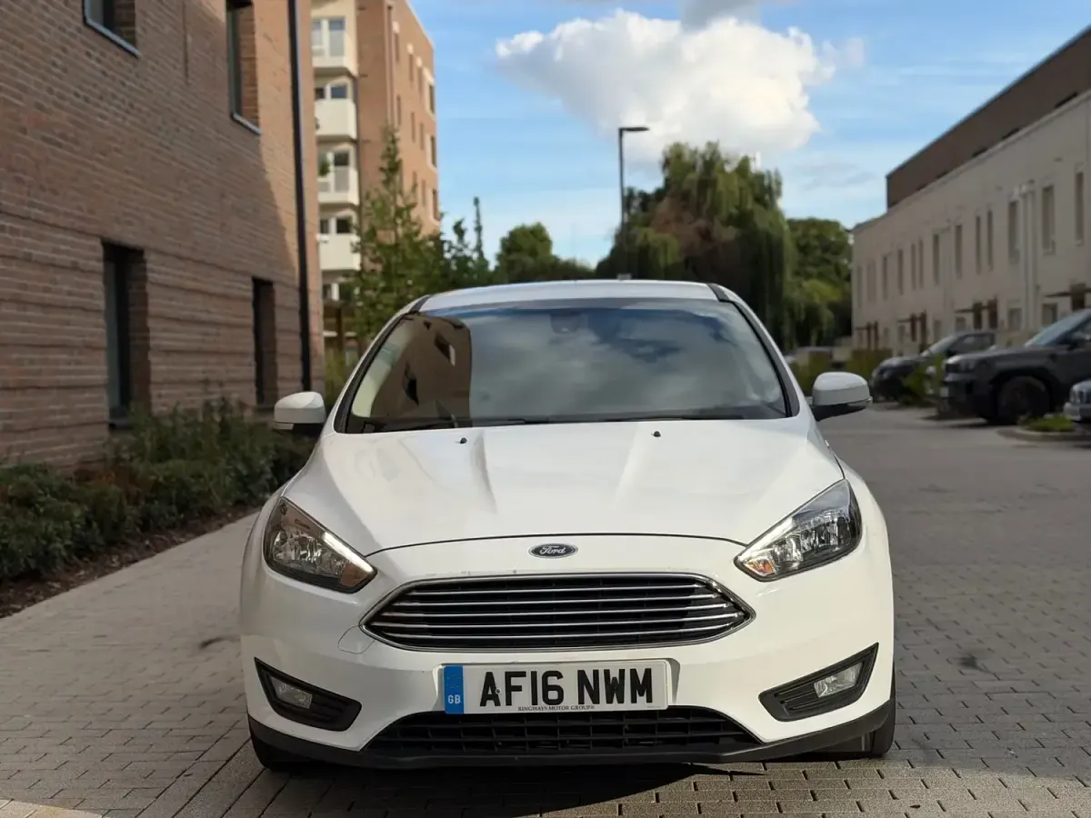 Used Ford Focus Zetec 125 HP (91 kW) 2016 White Hatchback