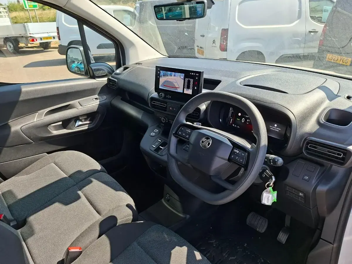 Used Vauxhall Combo 100 kW (136 HP) 2025 White MPV