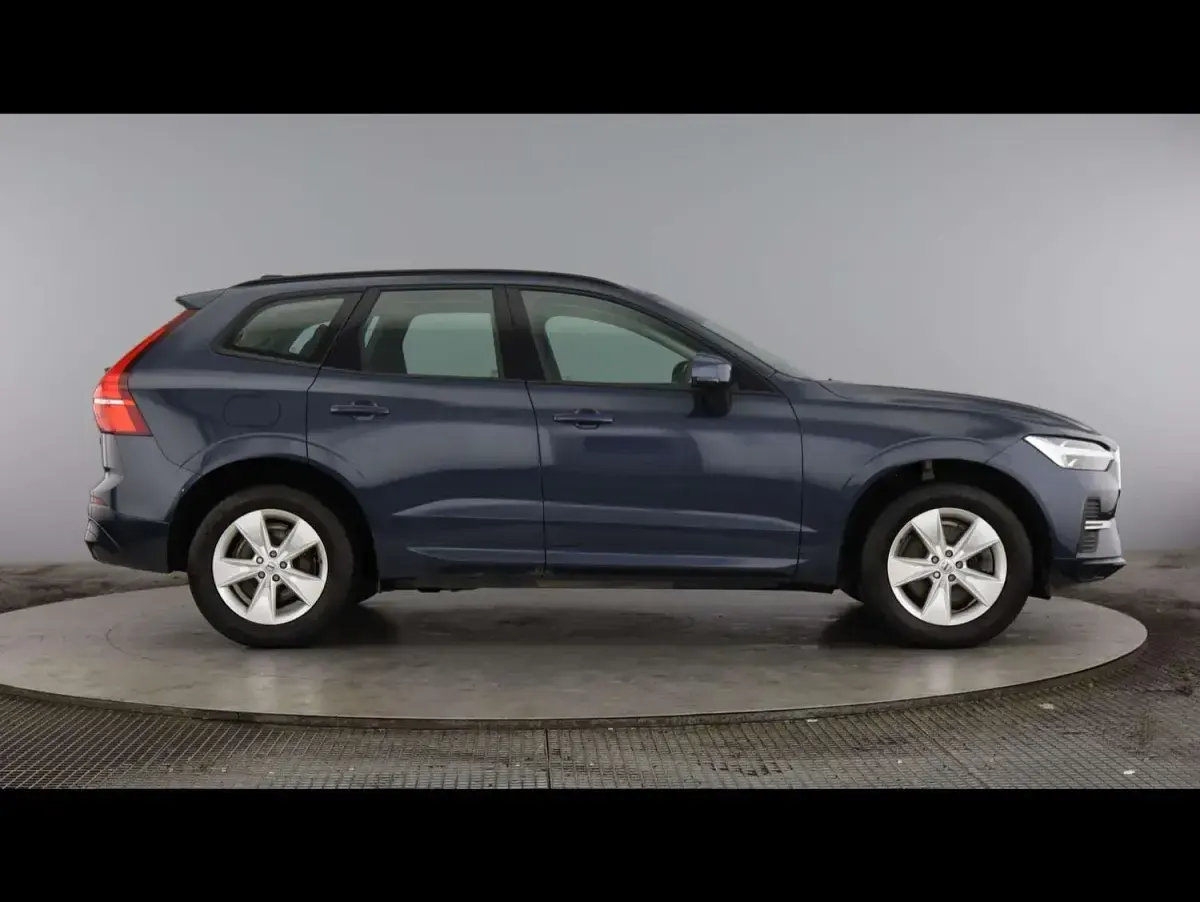 Used Volvo XC60 Momentum 247 HP (181 kW) 2022 Blue SUV