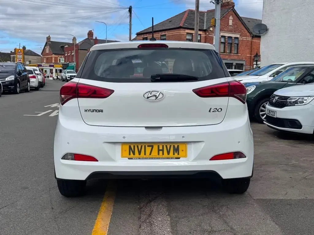 Used Hyundai i20 SE 84 HP (61 kW) 2017 White Hatchback