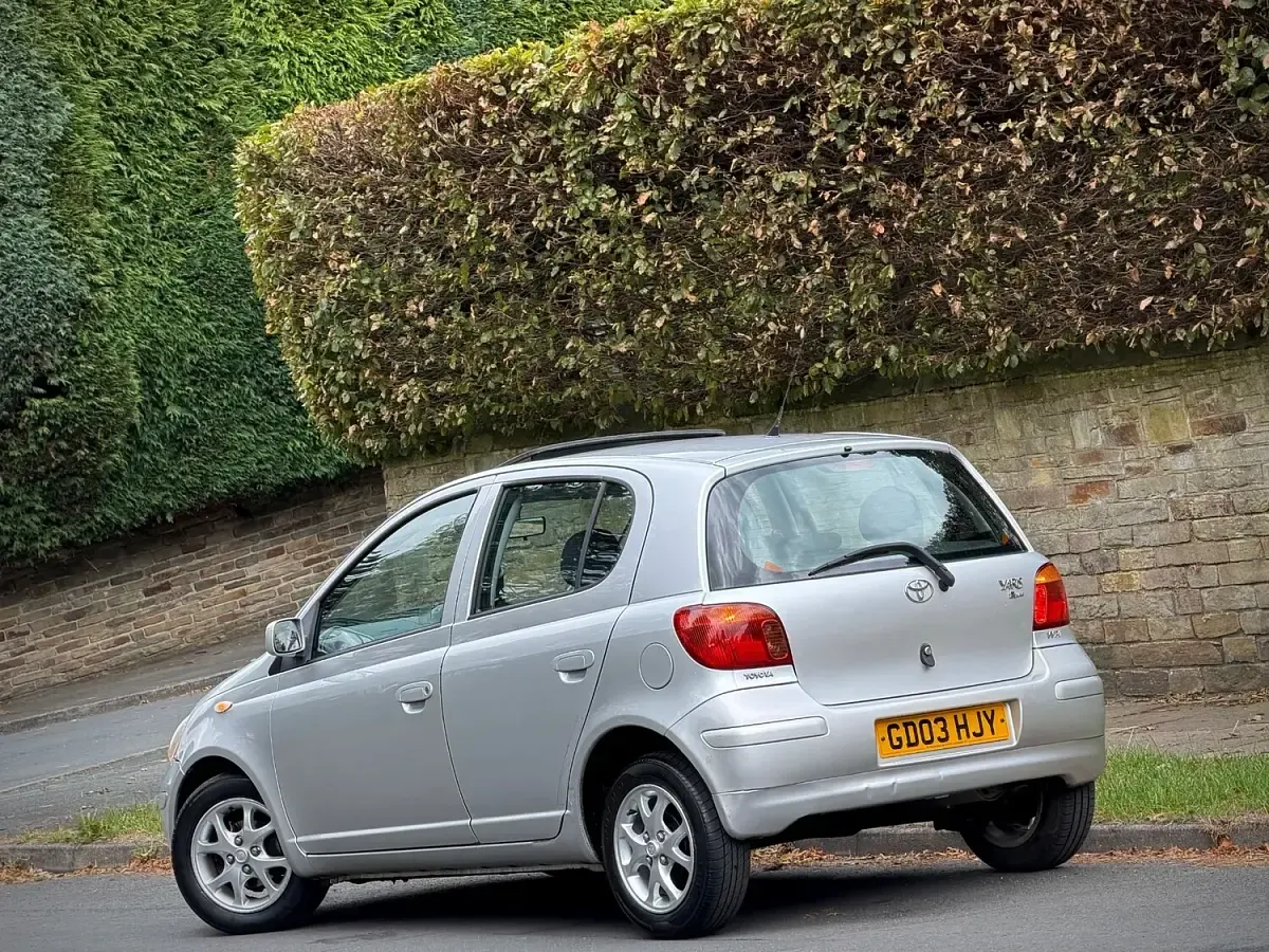 Used Toyota Yaris 86 HP (63 kW) 2003 Silver Hatchback