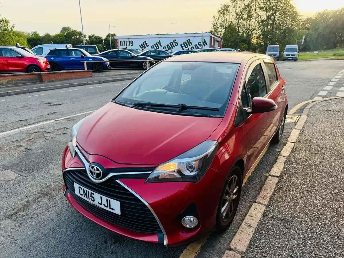 Used Toyota Yaris 99 HP (72 kW) 2015 Red Hatchback