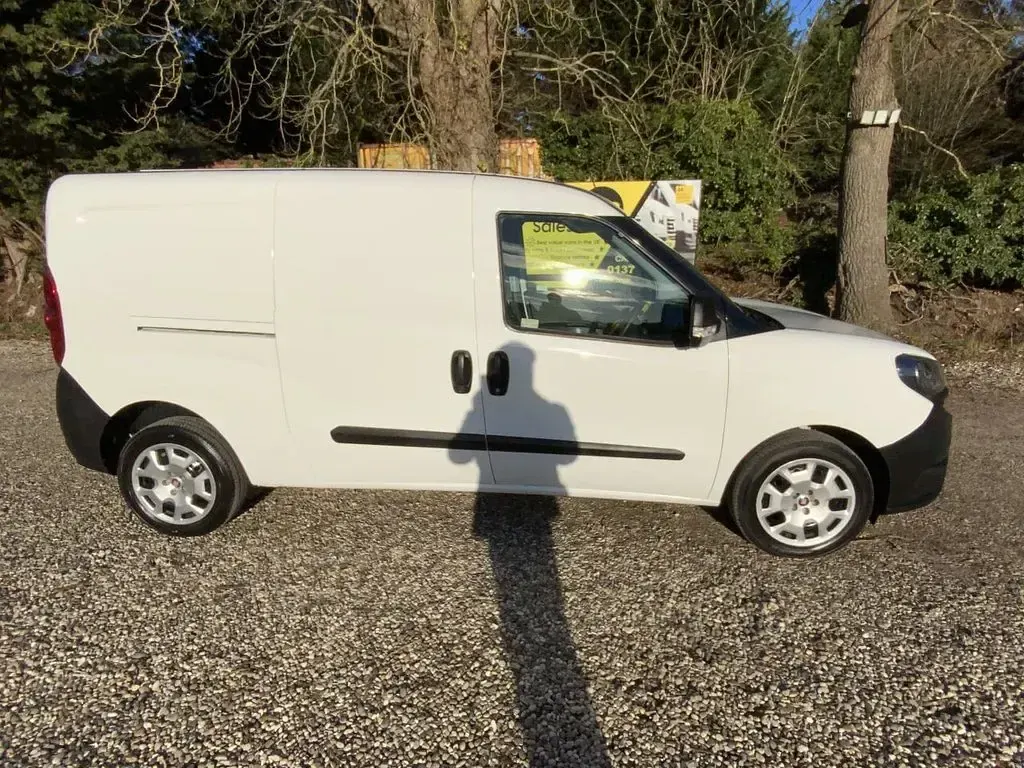 Begagnad Fiat Doblò S 95 HK (69 kW) 2021 Vit Minibuss