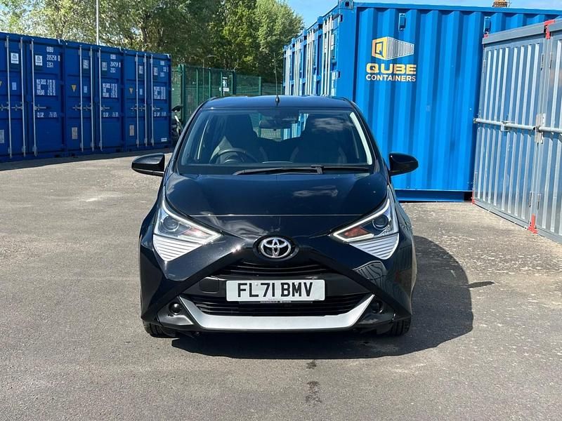 Usado Toyota Aygo X-play 2021 Negro Utilitario