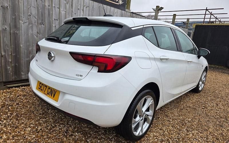 Used Vauxhall Astra SRi 110 HP (80 kW) 2017 White Hatchback