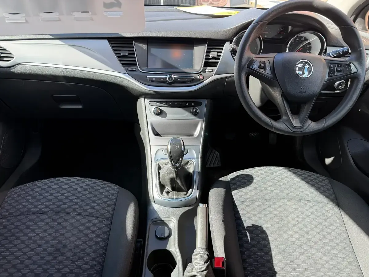Used Vauxhall Astra Design Edition 136 HP (100 kW) 2019 White Estate